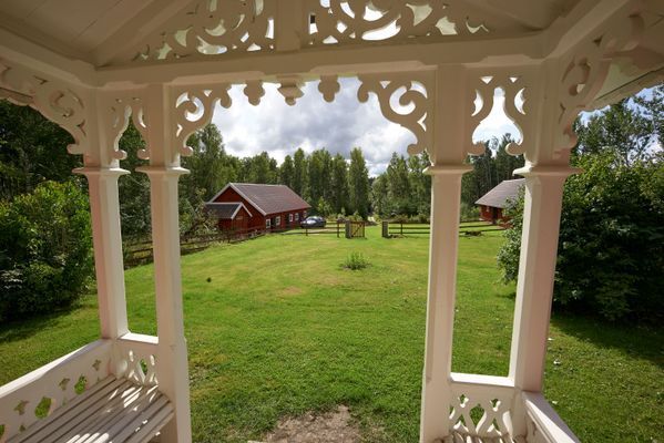 Utsikt från verandan mot uppfartsvägen och ladorna