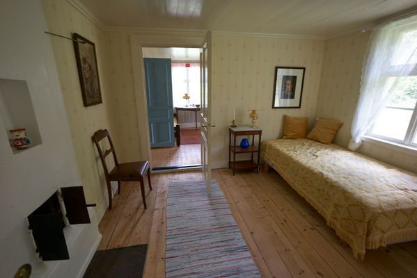 Det mindre sovrummet med kakelugn