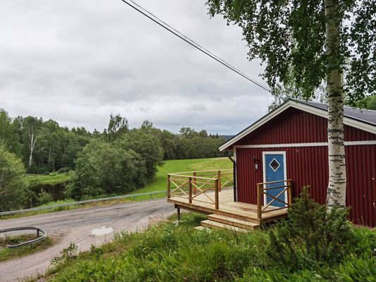 Nyrenoverad stuga vid fin sjö o badplats, Konvalje