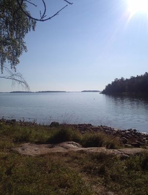 Sjönära stuga med veranda i kvällssol - Bild 22