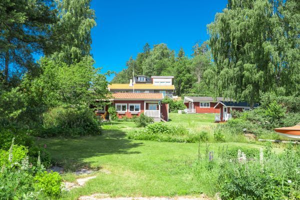 Stugorna sett från sjön