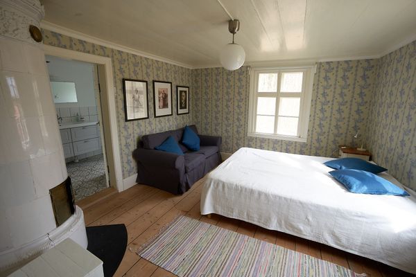 Kammaren med badrummet i fonden