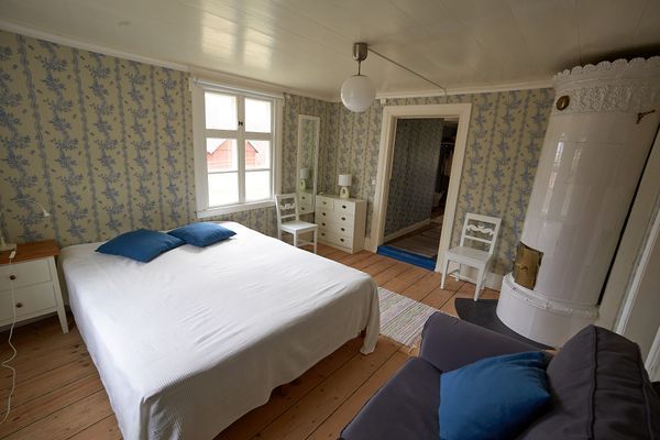 Kammaren med kakelugnen och förstugan i bakgrunden