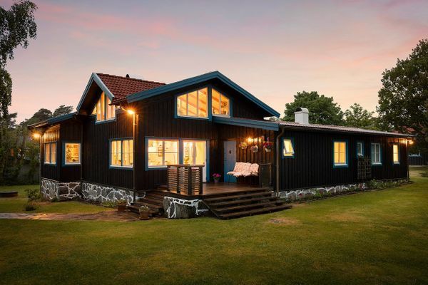 Underbar kustidyll vid havet med unik trädgård