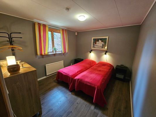 Röda stugan, sjönära med Wi-Fi och roddbåt - Bild 7