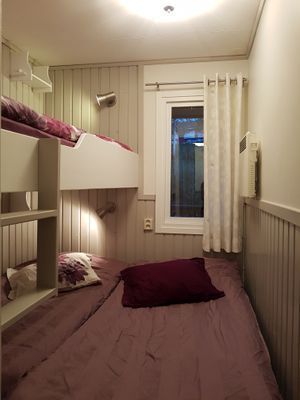 Dubbelsäng nere, enkelsäng uppe.