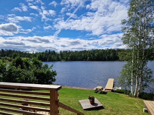 Nybyggd stuga på strandtomt
