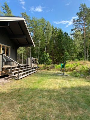 Lilla altanen. Spela spel på gräsmattan eller vila i hängmattan.