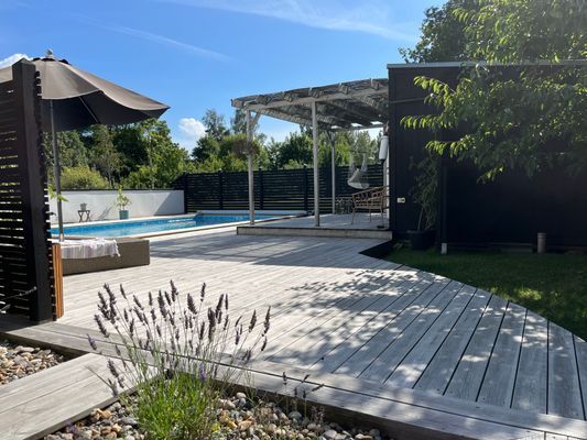 Modernt hus i Torslunda med pool