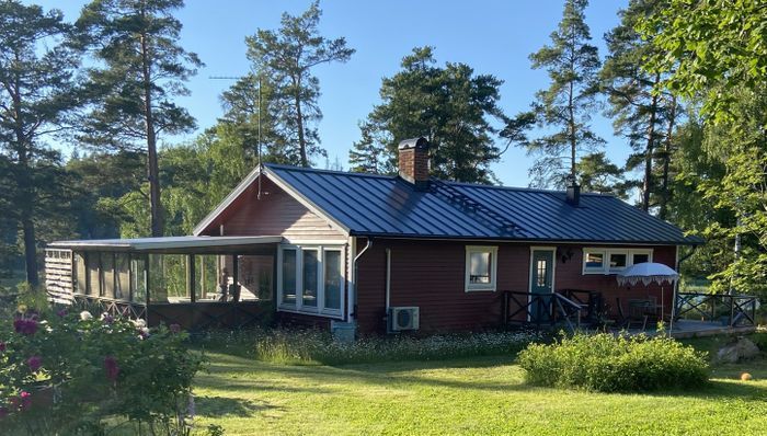 Mysigt fritidshus med egen brygga