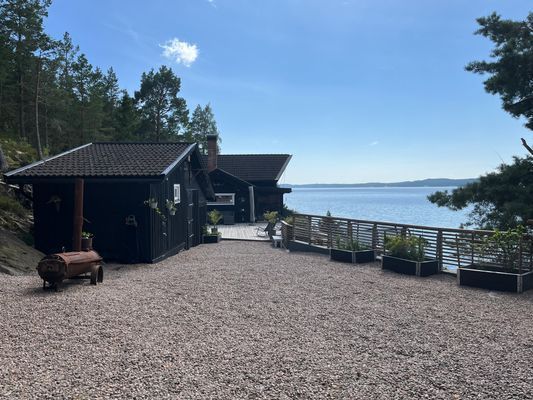 Unik timmerstuga vid Vänerns strand