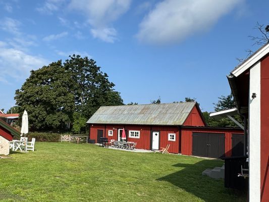 Charmigt sommarboende mitt i Böda med 1400kvm tomt