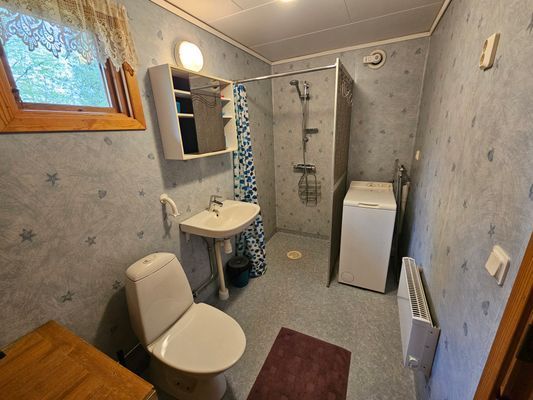 Röda stugan, sjönära med Wi-Fi och roddbåt - Bild 9