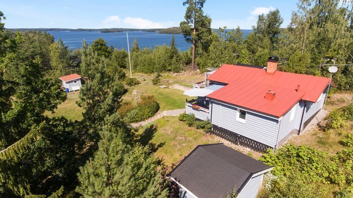 Solig tomt, utsikt över Mälaren och bastu