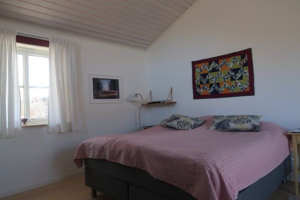 stort sovrum med extra takhöjd