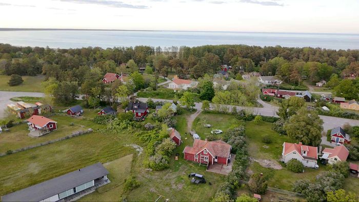 Strandnära villa med lummig trädgård