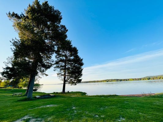 Fin badplats med stora gräsmattor och liten sandstrand, 7 min promenad från stuga Västan.