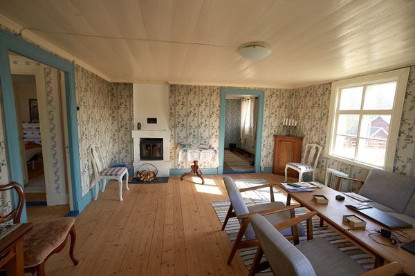 Vardagsrum med braskamin