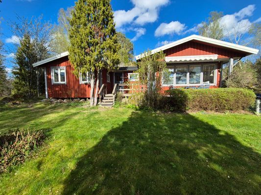 Stuga på gård med enskilt läge i vackra Sörmland