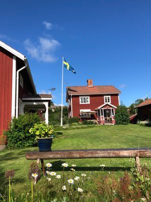 Stugan och värdens hus till vänster.