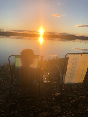 Röd liten stuga vid sjön - Bild 22