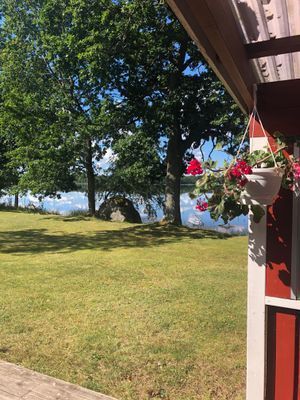 Röd liten stuga vid sjön - Bild 9