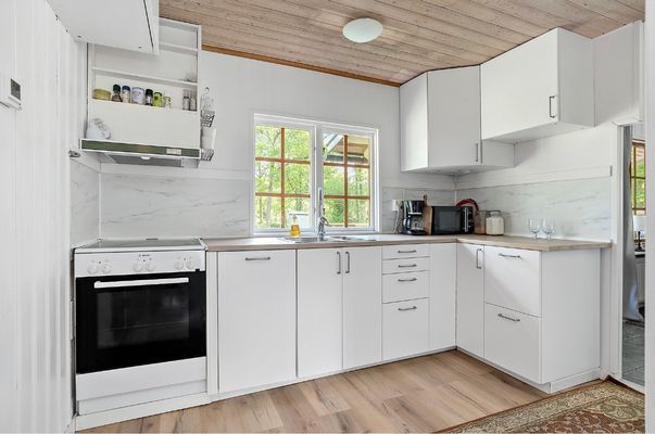 Mysig stuga nära badsjö och skogen tätt inpå - Bild 10