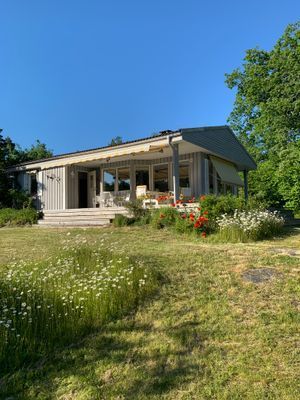 Sjönära stuga med veranda i kvällssol - Bild 4