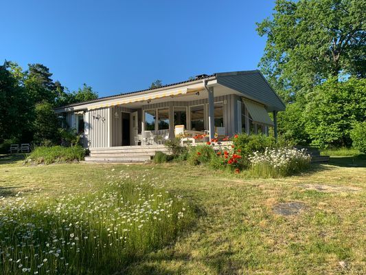 Sjönära stuga med veranda i kvällssol - Bild 5