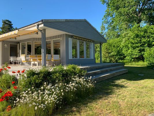 Sjönära stuga med veranda i kvällssol - Bild 3