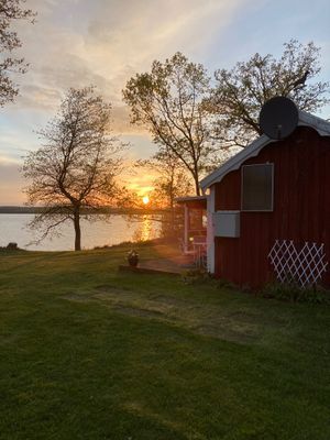 Röd liten stuga vid sjön - Bild 4