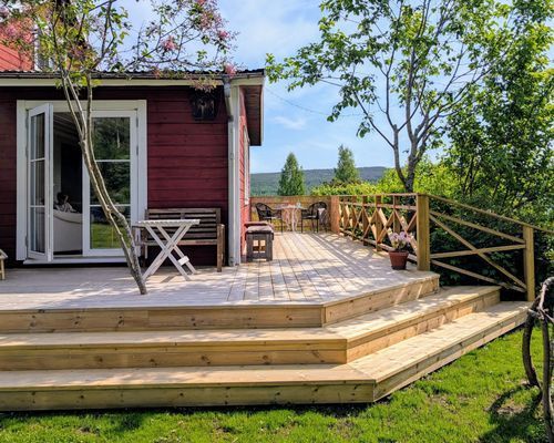 Familjevänligt hus med solig uteplats nära Ljusnan