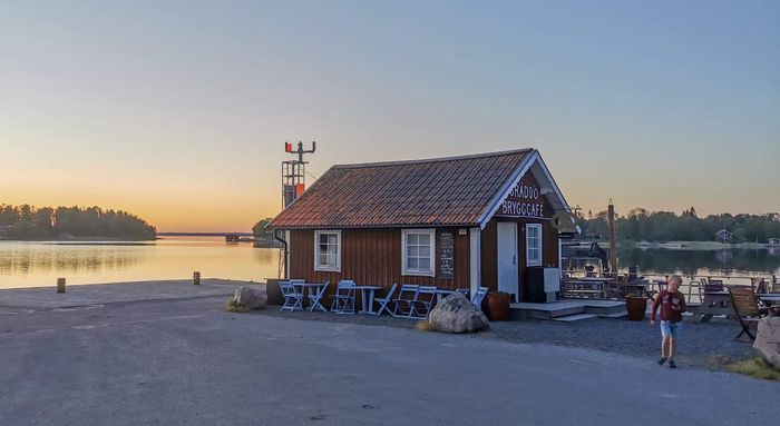 Bryggcafé i hamnen som ligger bredvid Kajakuthyrningen