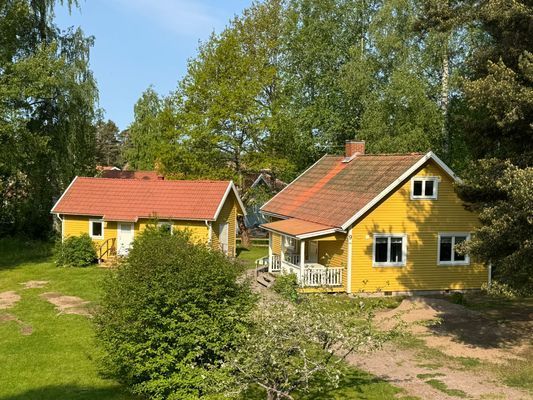 Gula Stugan, Skogsbo i centrala Leksand