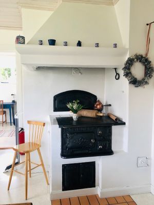 Vedspis i köket, men går ej att elda i.