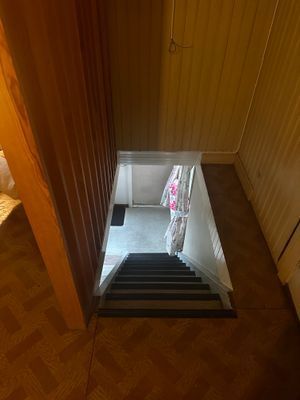 Observera att trappan mellan våningarna är brant och ej barnsäkrad