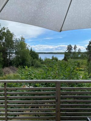 Liten stuga med sjöutsikt - Bild 4