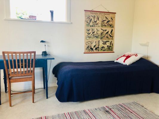 Sovrum på bottenplan med två enkelsängar.