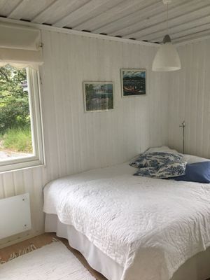 Sjönära stuga med veranda i kvällssol - Bild 12