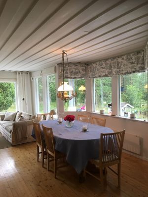 Sjönära stuga med veranda i kvällssol - Bild 6