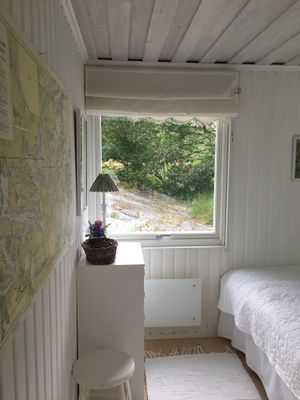 Sjönära stuga med veranda i kvällssol - Bild 13