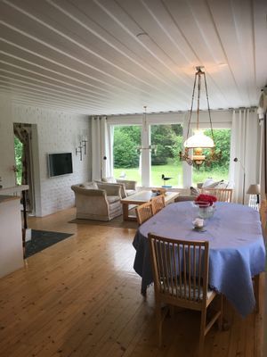 Sjönära stuga med veranda i kvällssol - Bild 7