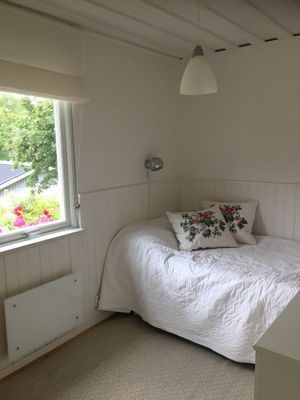 Sjönära stuga med veranda i kvällssol - Bild 14