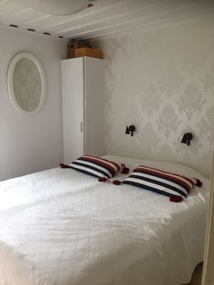 Sjönära stuga med veranda i kvällssol - Bild 11