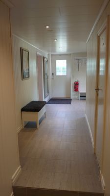 Hall och ena entrén.