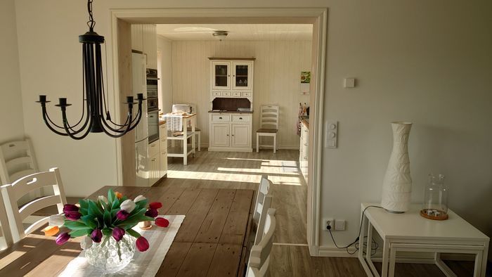 Foto taget från matplatsen in mot köket.