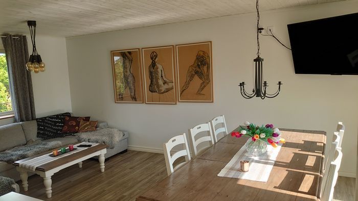 Matplats och delar av vardagsrum övervåning huset.