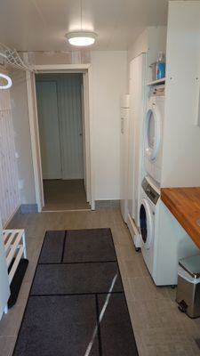 Tvättstuga och entré.