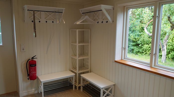 Hall och hatthylla entrén.