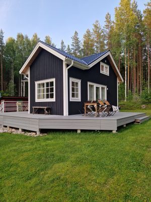 Nyrenoverad stuga med sjönära läge